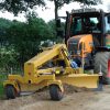 Hyveltillsats monterad på en traktor under arbete.