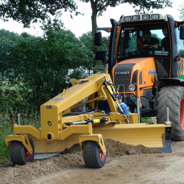 Hyveltillsats monterad på en traktor under arbete.