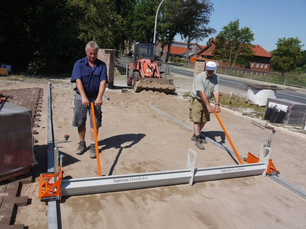 Mini avdragningssystem Connect med justerbar bredd för att jämna ut sand och grus.