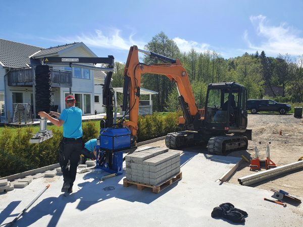 Pritec Vaculyft P Mini pelarlyft på entreprenadmaskin
